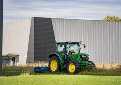 Fauchage avec un équipement john deere